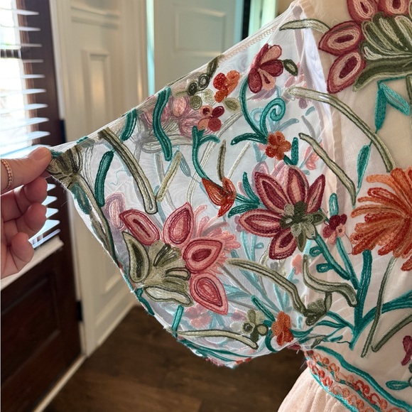 Tassels N Lace NWOT Floral Embroidered High/ Low Top with Sheer Overlay - Picture 4 of 6